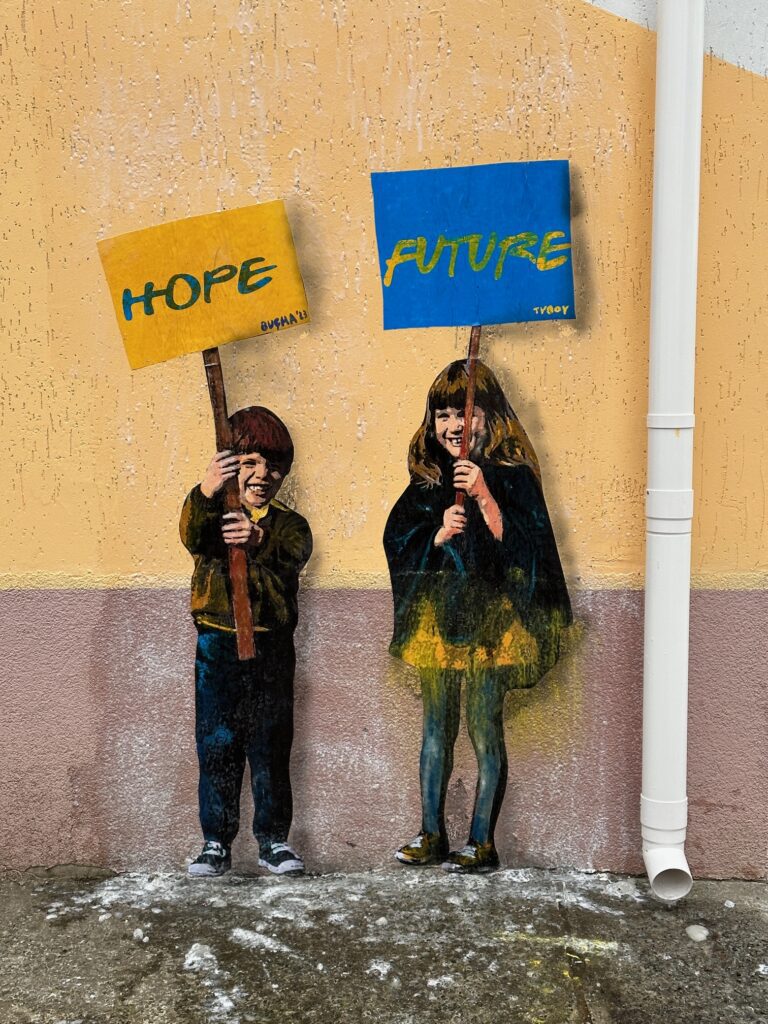 Bambini con cartelli Hope e Future: cesvi fondazione onlus