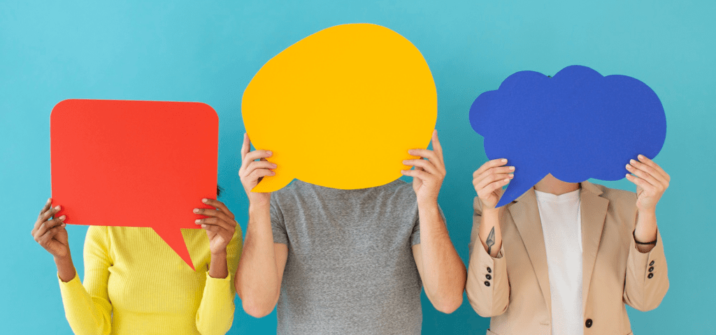 tre persone che si coprono il volto con tre cartoncini di forme e colori diversi - Conflitti sociali: siamo certi di comprendere le parole dell’altro?