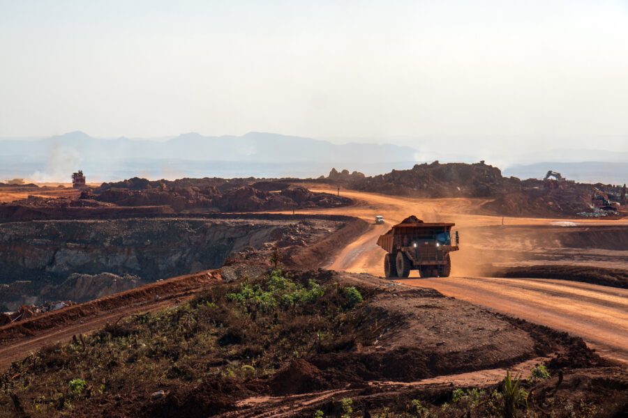 camion che esporta materie prime da una miniera in Africa