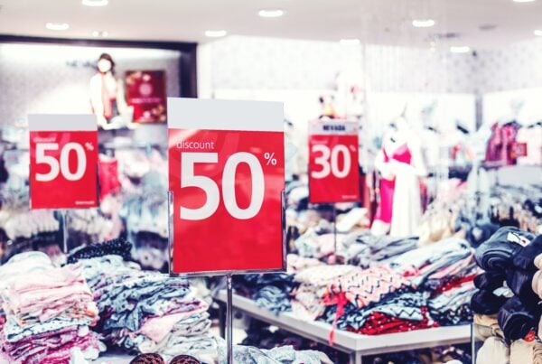 Cartelli promozionali all'interno di un negozio