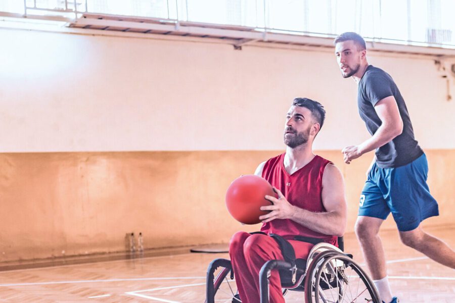 Disabile in carrozzina gioca a basket, sport per inclusione sociale