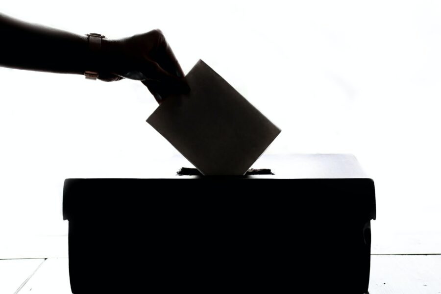 L'astensionismo attraverso le elezioni amministrative 2023. Voto fuori sede e diritto ai 16enni per coinvolgere i giovani. Inserimento di una scheda elettorale nell'urna.