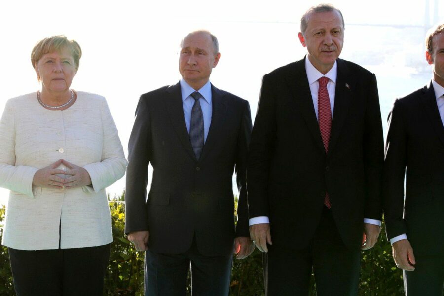 Il 14 maggio, in Turchia, si sono tenute le elezioni per eleggere il nuovo Presidente. La situazione interna, però, è contraddistinta da alcune criticità legate agli strascichi del sisma di febbraio e all'inflazione. Nella foto, da sx a dx, Merkel, Putin, Erdogan e Macron.