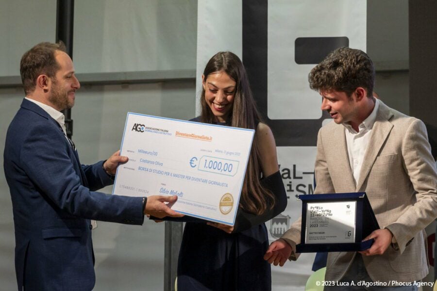 La premiazione di alcuni aspiranti giornalisti con la borsa di studio del percorso formativo per diventare giornalista
