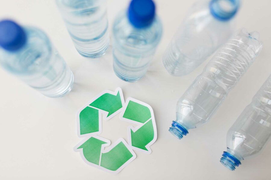 Giornata mondiale dell'ambiente. Bottiglie di plastica smaltite in un sistema circolare