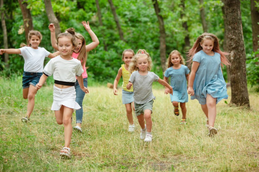 bambini fanno attività fisica corrono nel bosco www.freepik