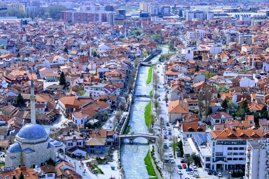 Vista della citta tensione in kosovo