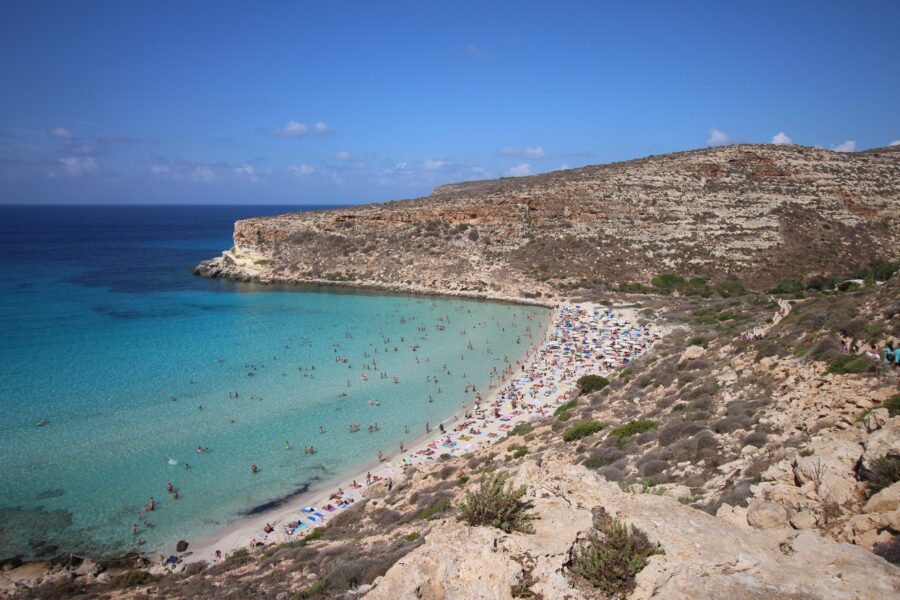 Lampedusa tra turismo e immigrazione: l'impatto dell'hotspot sull'isola. Gli sbarchi non pregiudicano l'economia isolana.