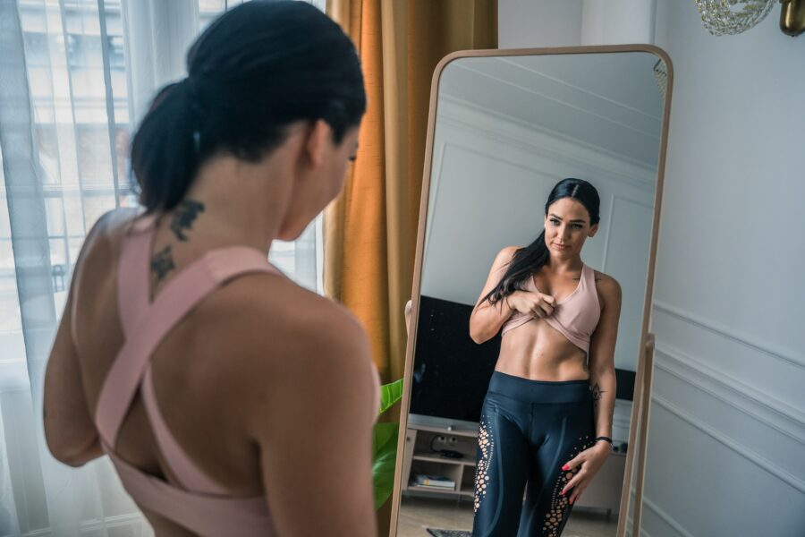 Terapia dello specchio. Scoprire il proprio corpo per vincere i disturbi alimentari. Donna si guarda allo specchio. Fonte: szabolcs-toth-0U41Mg8Q_HU-unsplash