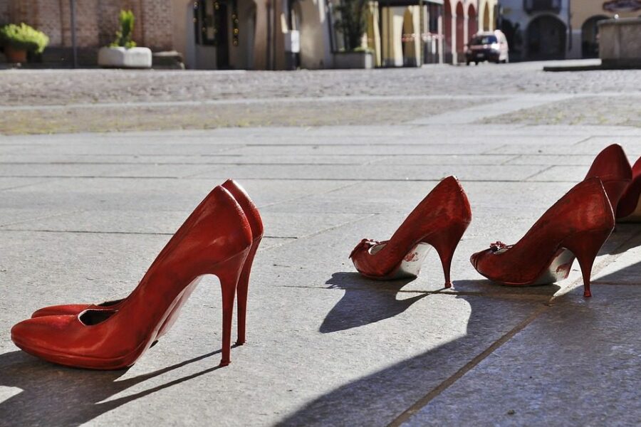 Scarpette rosse - simbolo contro la violenza sulle donne e i femminicidi