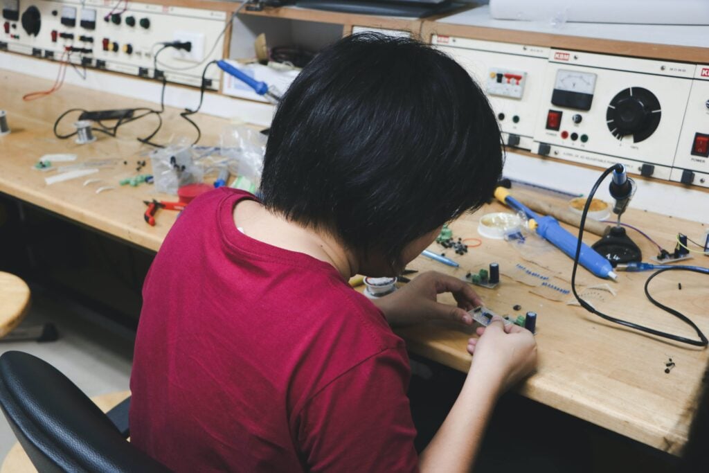 Riparare oggetti da sé e non buttarli fa bene all'ambiente e alla psiche. La tecnica del Kintsugi e il ruolo dei Repair Cafè (foto di Pim Chu da Unsplash).
