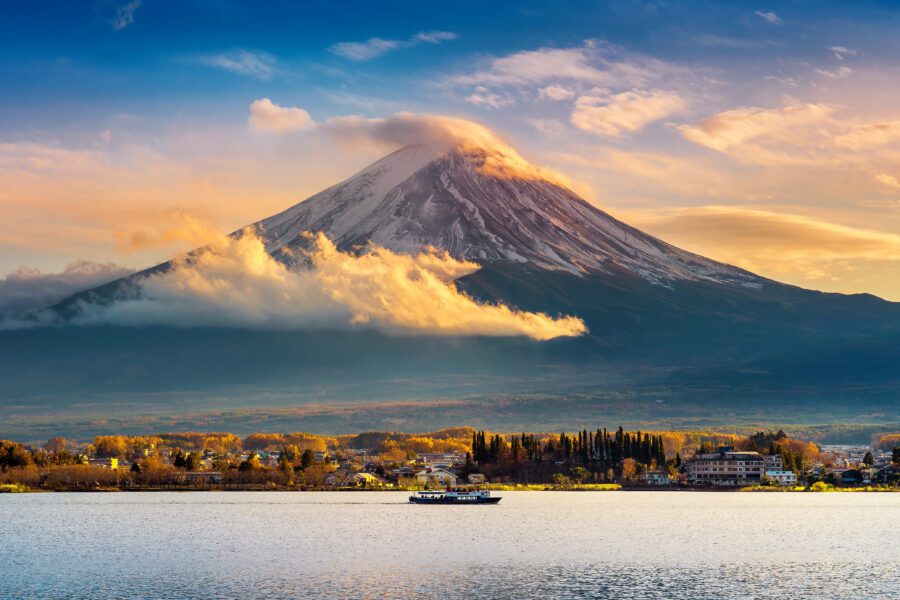 Turismo di massa: da Venezia al Monte Fuji