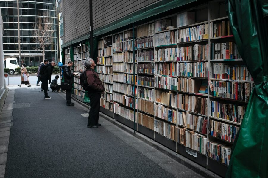 BookCrossing: quando i libri viaggiano e trasformano la città. La rigenerazione urbana attraverso la riscoperta del libro. Scaffali con libri all'aperto in città.