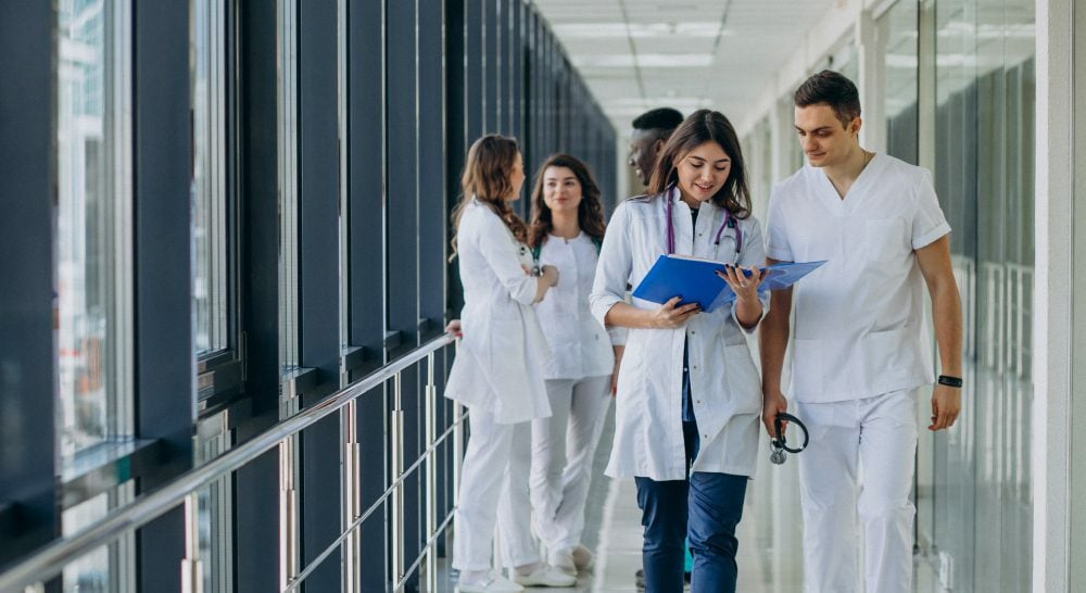 Giovani medici in fuga dal pronto soccorso: quali sono le soluzioni per la sanità del futuro?