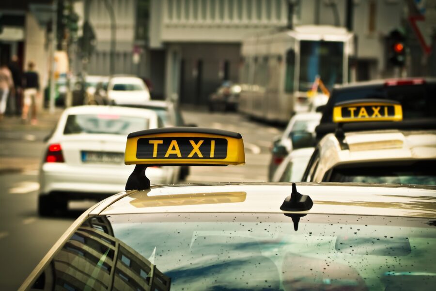 Licenze taxi - auto di taxi nel traffico cittadino