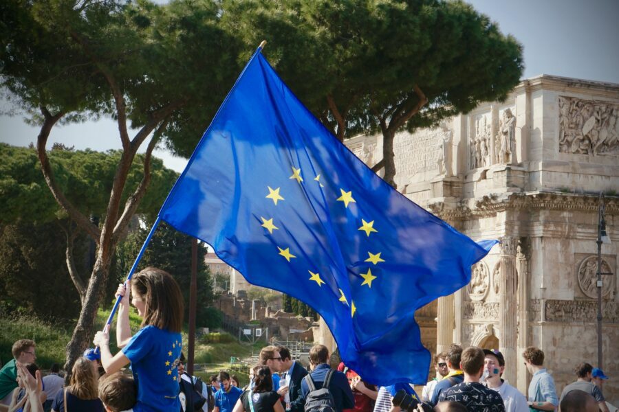 L'allargamento dell'Unione europea: intervista all'esperto di affari europei Andrea Castagna. Bandiera dell'Unione europea che sventola