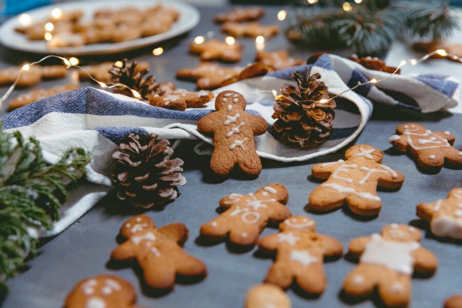 Profumo di Natale: gli odori che rievocano emozioni positive. Biscotti di Natale pan di zenzero e cannella e con le pigne.