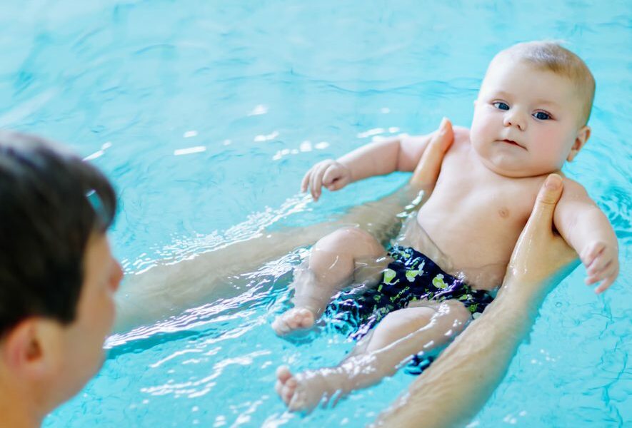 Neonato in acqua, sport per bambini