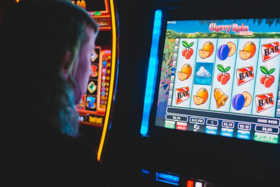 Gioco, gioco d'azzardo e videogame: le facce di ludum. Una slot-machine in una sala da gioco