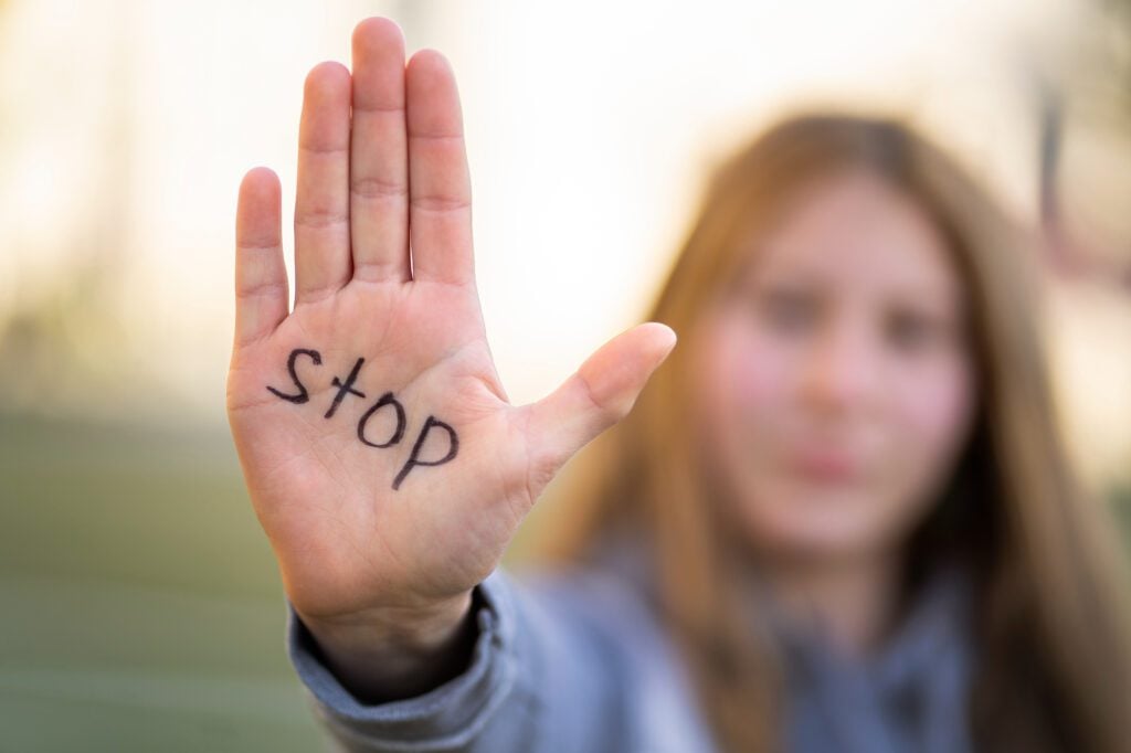 https://it.freepik.com/foto-gratuito/persona-sfocata-che-protesta-con-la-scrittura-a-disposizione-per-la-giornata-mondiale-dell-ambiente-all-aperto_30124946.htm femminicidi prevenzione_famiglia_educazione_violenza_soluzione_prevenzione