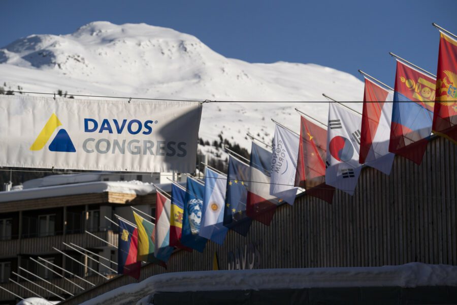 L'ingresso del World Economic Forum Annual Meeting, ospitato a Davos dal 15 al 19 gennaio 2024. "Ricostruire la fiducia" il tema principale del summit.