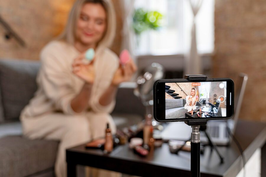 Immagine in primo piano di un cellulare che sta registrando un video di un'influencer che sta parlando di cosmetici. Capcut online influencer marketing