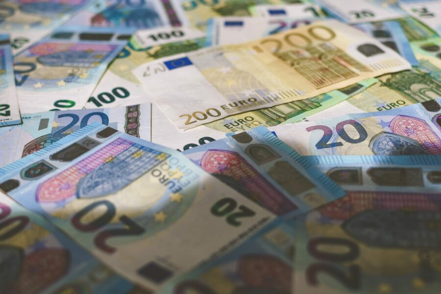 Tassi di interesse: riduzione nel 2024. Foto di Ibrahim Boran monete euro su Unsplash