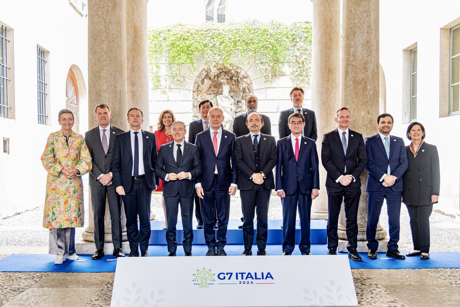 Palazzo Geremia Trento. Foto di rito delle delegazioni dopo la riunione ministeriale sull'intelligenza artificiale del G7