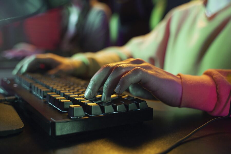Un utente scrive sulla tastiera del computer