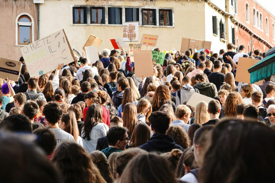 Studenti che manifestano pacificamente, con bandiere e cartelli