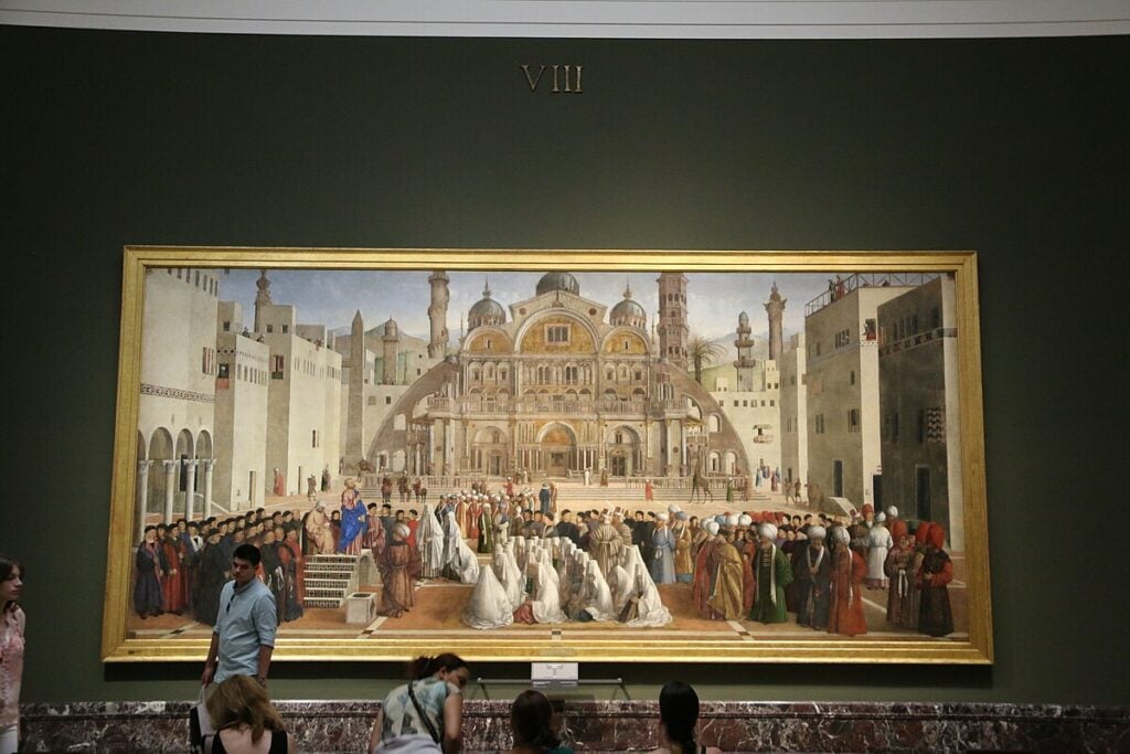 Pinacoteca di Brera, un gruppo di persone osserva il quadro "La predicazione di San Marco ad Alessandria" di Giovanni Bellini