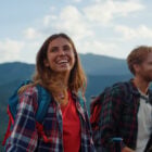 Turismo montano: Due persone sorridenti montagna
