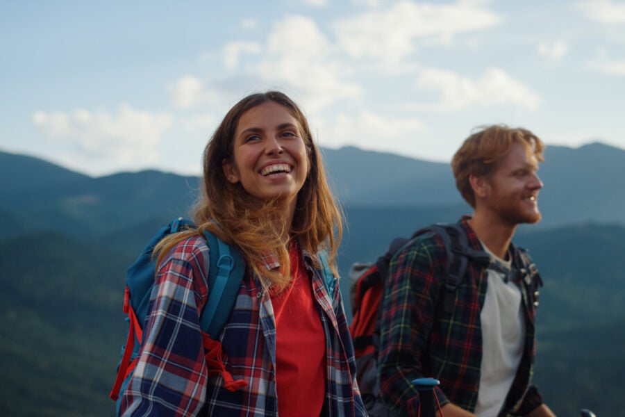 Turismo montano: Due persone sorridenti montagna