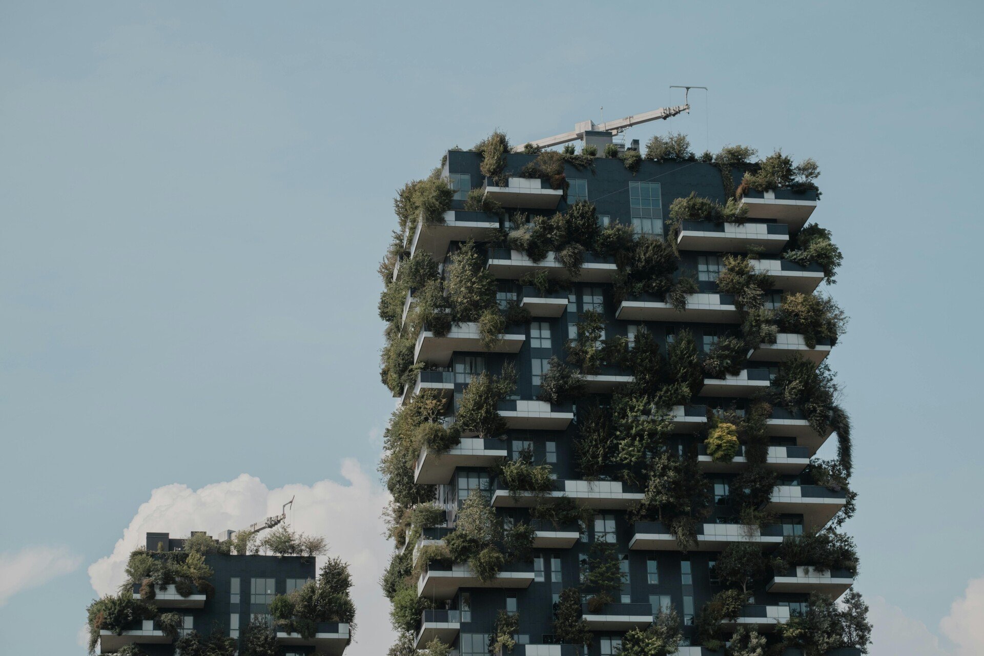 Smart city: foto del bosco verticale di Milano in una giornata nuvolosa
