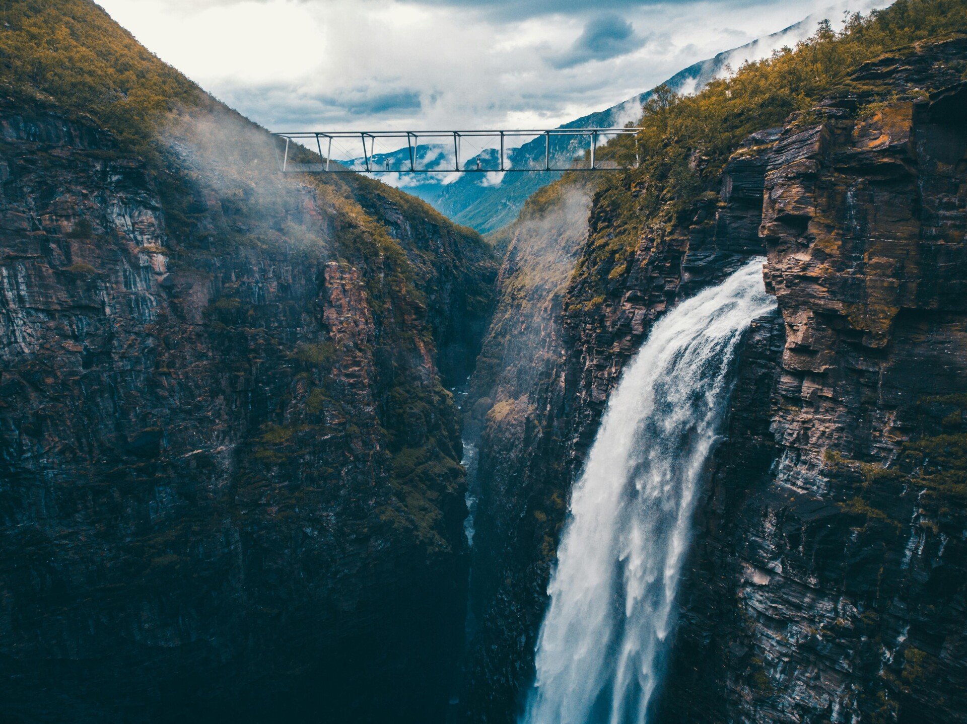 Futuro delle Montagne: cascata che sgorga dalla parete di una montagna all'interno di una gola.