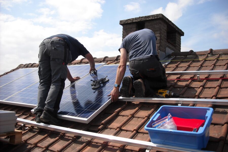 comunità energetiche rinnovabili - uomini intenti a montare pannelli solari