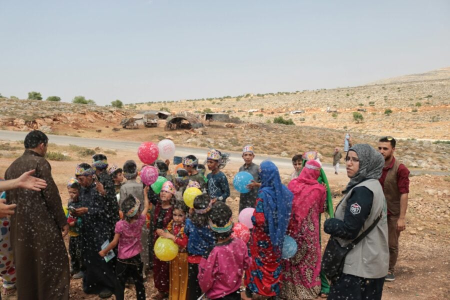 Un gruppo di siriani festeggia per il nuovo governo eletto in Siria nel 2025