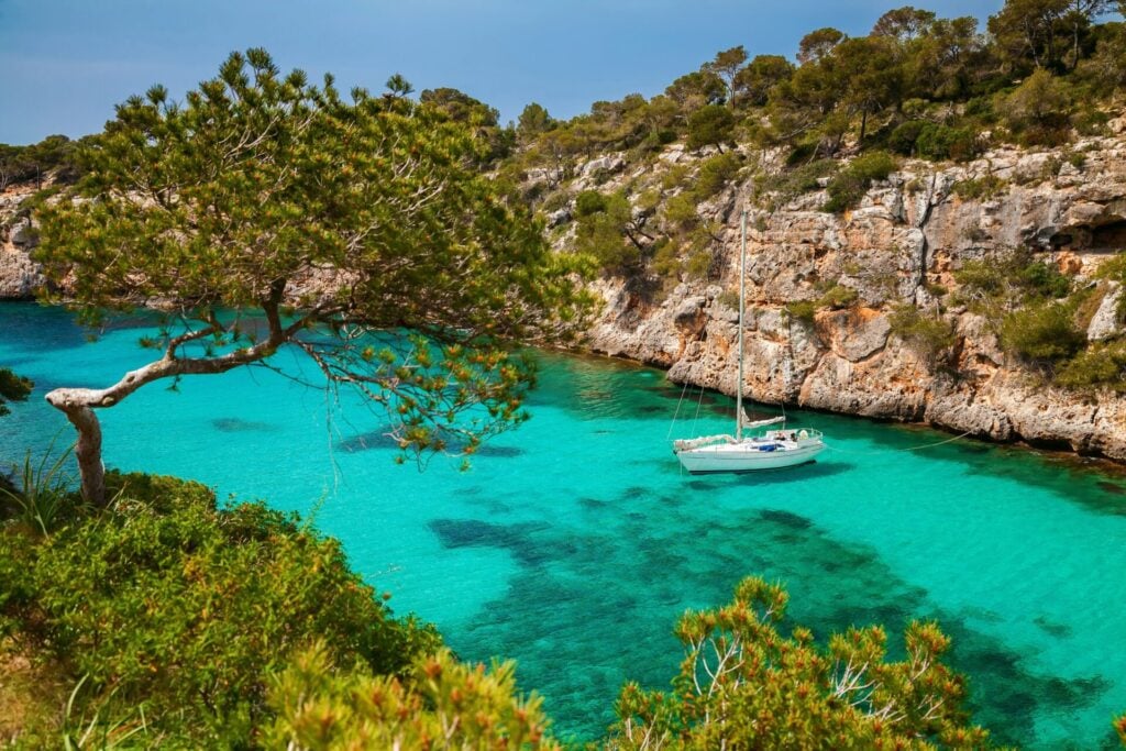 I trekking di Maiorca sono ideali per chi desidera esplorare spiagge incontaminate, scogliere e insenature nascoste. https://depositphotos.com/it/