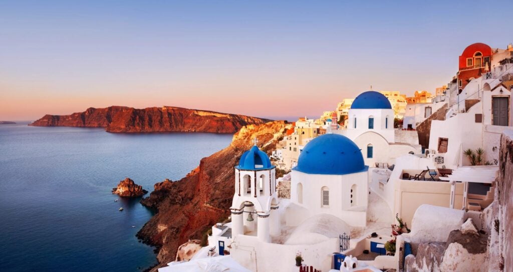 Veduta di Oia, la tappa finale del trekking vulcanico spettacolare dell'isola di Santorini. https://depositphotos.com/it/