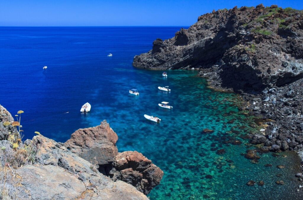 Pantelleria, perla del Canale di Sicilia, regala un’esperienza unica tra antichi crateri e paesaggi vulcanici. https://depositphotos.com/it/