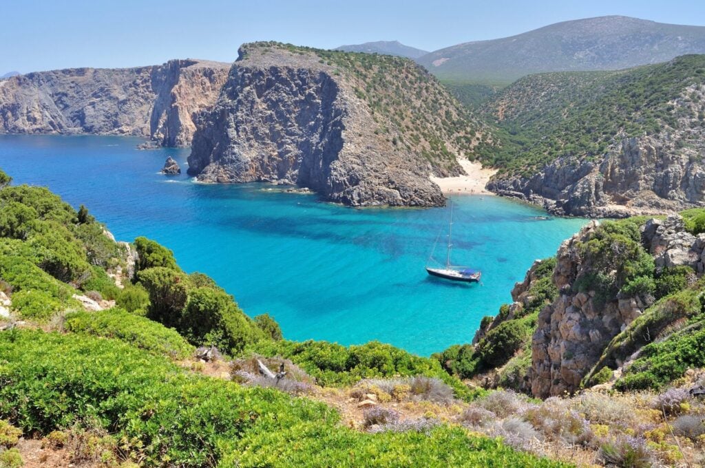 La Sardegna è un vero e proprio paradiso per gli escursionisti, con i suoi sentieri che sfociano nello splendido mare sardo. https://depositphotos.com/it/
