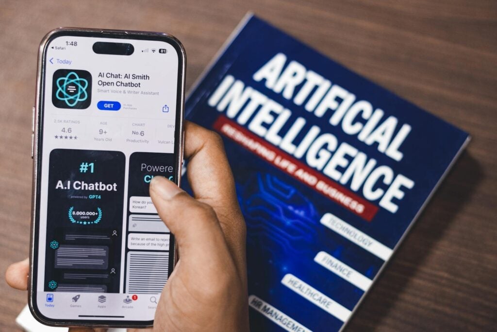 Formazione Giornalisti: AI Chat sul cellulare e manuale sull'AI.