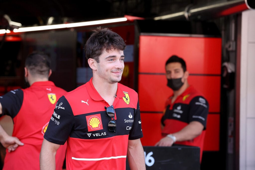 Formula 1 2025: Charles Leclerc sorride all'interno del box Ferrari Formula 1 2025: Charles Leclerc sorride all'interno del box Ferrari. Foto - https://depositphotos.com/it/editorial/2022-circuit-catalunya-barcelona-pirelli-grand-prix-von-spanien-202-571133758.html