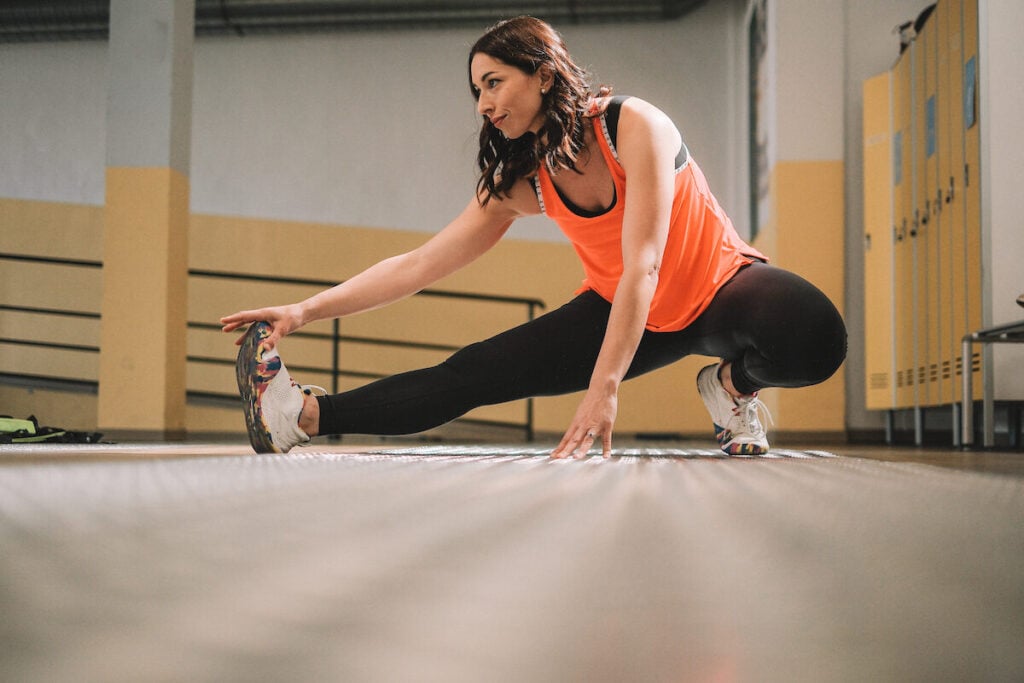 Mara Navarria: in primo piano la campionessa impegnata in attivit&agrave; di stretching e riscaldamento.