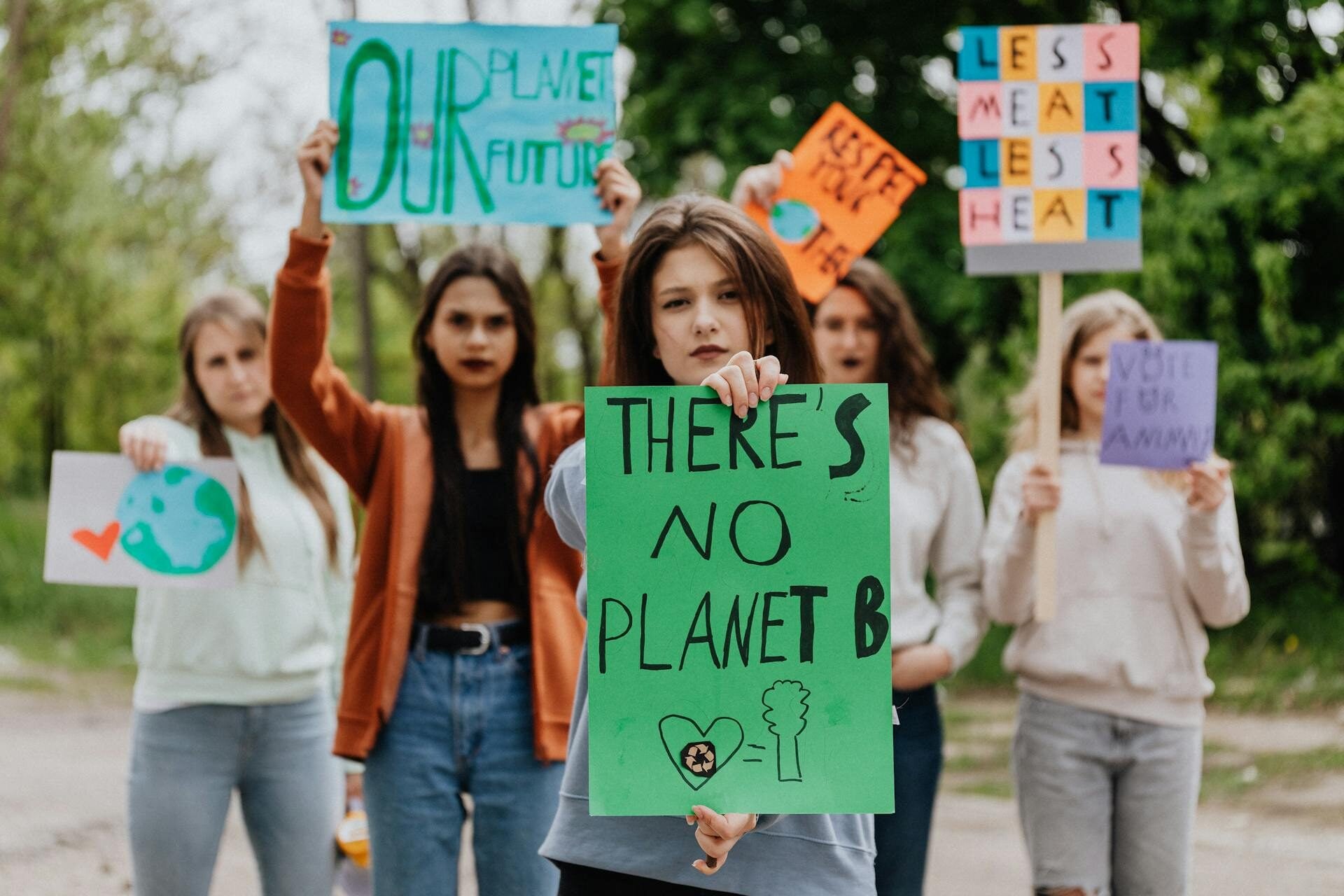 Horizon Europe: manifestazione di ragazze per il pianeta.