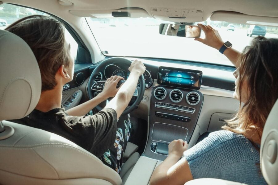 Autovelox e Tutor 3.0 la nuova frontiera della sicurezza stradale Un uomo e una donna in auto