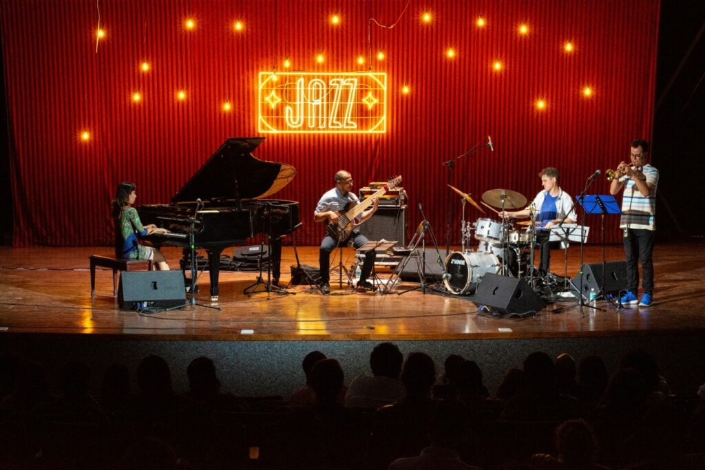 Musica jazz, una band suona su un palco