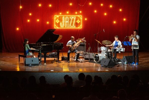 Musica jazz, una band suona su un palco