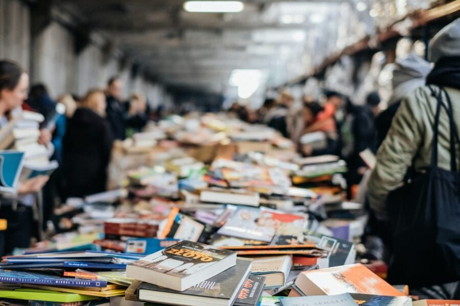 Salone del libro, persone acquistano libri in una fiera