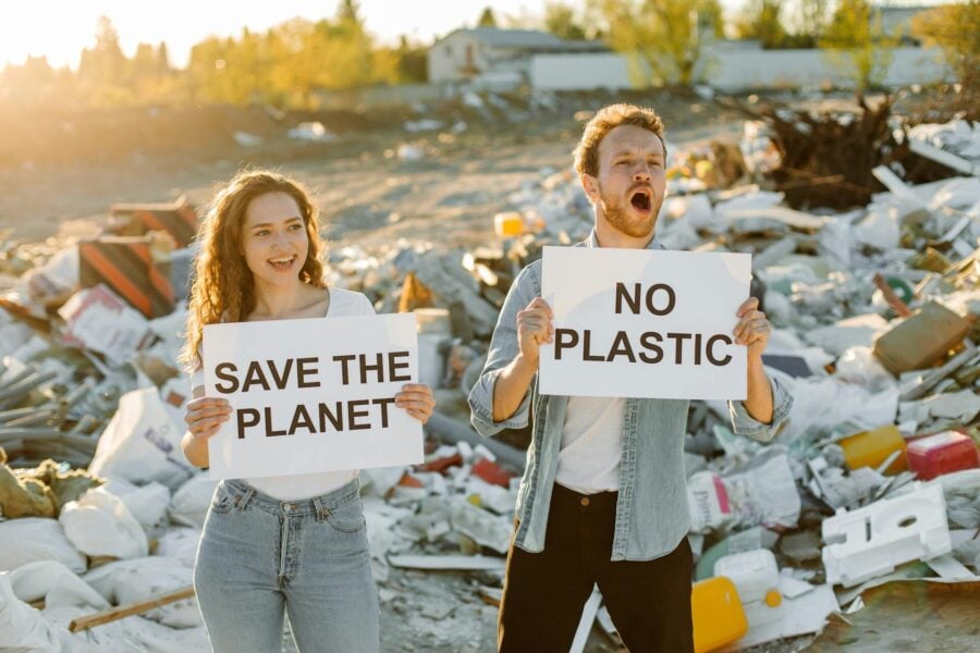 Inquinamento ambientale: movimento di ragazzi contro la plastica in spiaggia.